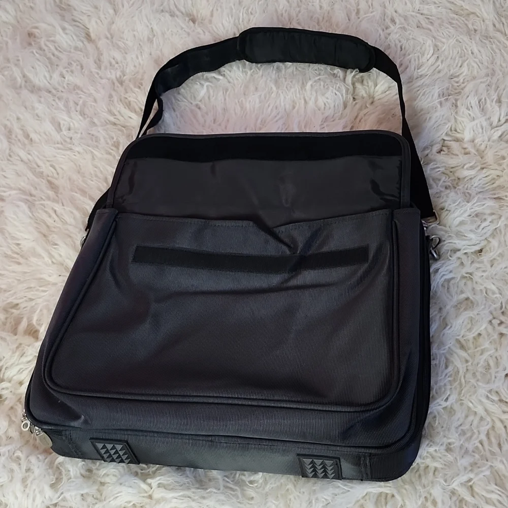 Targus Notepac Messenger Bag Clamshell Laptop Organizer + FREE Solo Checkfast